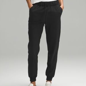 Like new! Lululemon joggers size 6